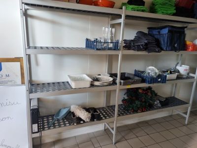 une étagère métallique sur laquelle sont posés de nombreux objets
