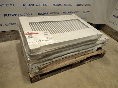 une pile de climatiseurs posée sur une palette devant un mur