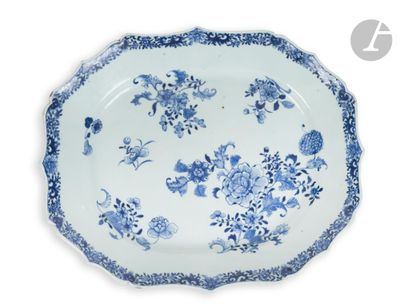 l'image d'une assiette bleue et blanche ornée de fleurs