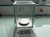 une balance posée sur une table en verre