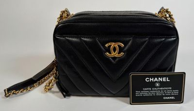 Sac à bandoulière Chanel en cuir matelassé noir avec finitions dorées