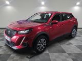 Un SUV rouge est garé dans une pièce dont le sol est en damier.