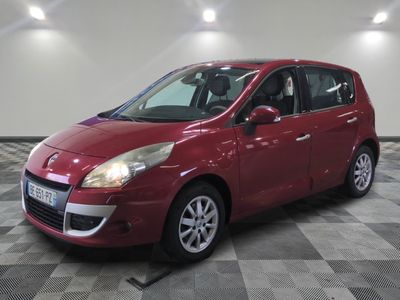 la photo d'une voiture rouge garée dans un garage