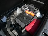 le coffre d'une voiture contenant un ordinateur portable et d'autres objets