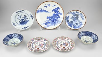 plusieurs assiettes et bols bleus et blancs décorés de motifs