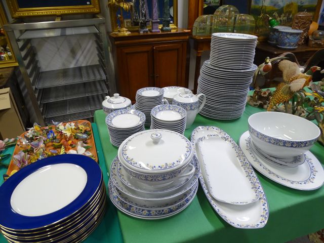 Porcelaine de Sologne : partie de service de table : 30 assiettes...