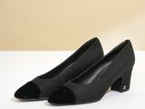 une paire d'escarpins en daim noir avec des talons ajourés sur fond blanc