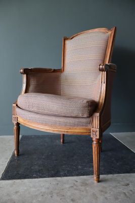 une image représentant une chaise posée sur un tapis