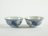 une paire de bols en porcelaine bleue et blanche posés sur un fond blanc
