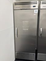 Une armoire négative inox une porte TRUE