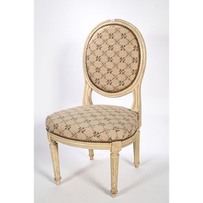 le dossier d'une chaise orné d'un motif floral