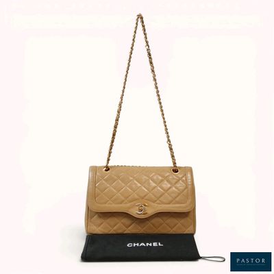 un sac Chanel dont la poignée est ornée d'une chaîne