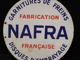 une photo d'un panneau « Nafraa » sur fond noir