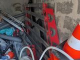 un tas de matériel de chantier dans une pièce en cours de construction