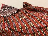 une photo d'une robe rouge et noire ornée d'un motif