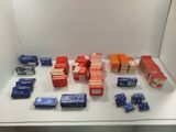 de nombreuses boîtes contenant des objets rouges et bleus posées sur une table blanche