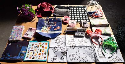 une table sur laquelle se trouvent de nombreux objets