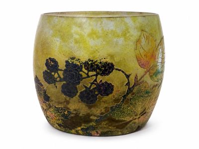 un vase jaune orné de fleurs noires sur un fond blanc
