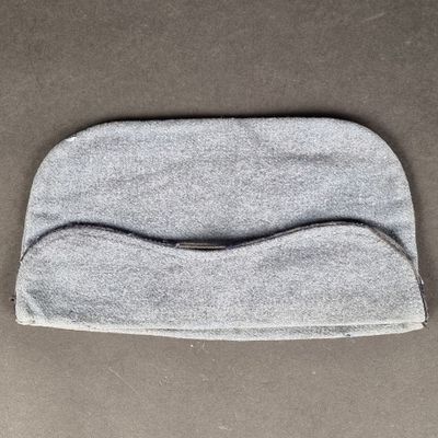 un gros plan d'un masque pour les yeux gris posé sur une table
