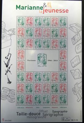 une photo d'une photo d'une table - « douce », sur laquelle sont collés des timbres