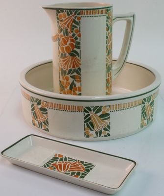 deux assiettes et un pichet posés sur une table blanche