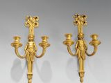 une paire d'appliques murales en bronze doré ornées d'anges et de fleurs