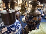de nombreux vases exposés dans la vitrine d'un magasin