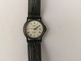gros plan d'une montre-bracelet avec des chiffres romains