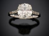gros plan d'une bague en diamant sur une surface noire