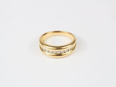 Bague demi-alliance en or jaune composée d'une lignée de dia…