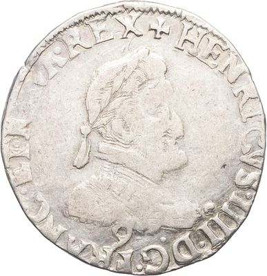 gros plan d'une pièce de monnaie sur fond blanc