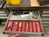 un tiroir rempli d'outils et des outils dans un garage