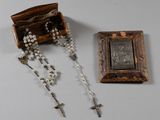 un chapelet et une boîte sur laquelle figure une image de Jésus