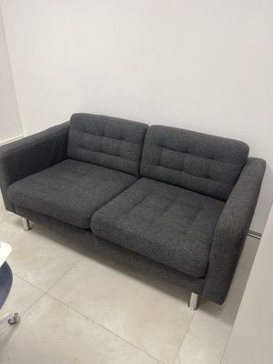 un canapé qui se trouve dans le coin d'une pièce