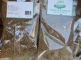 Plusieurs sachets d'herbes sont posés dans une boîte sur une table
