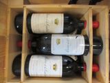 des bouteilles de vin se trouvent dans un coffret en bois sur une table