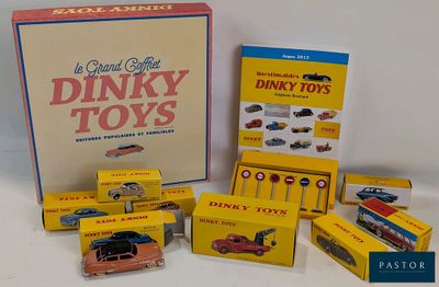 une boîte de jouets Dinky posée à côté d'une autre boîte de jouets Dinky