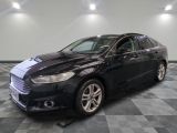 La Ford Monde noire est garée sur un sol en carrelage à damier.