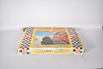 une boîte sur laquelle figure l'image d'une voiture de course