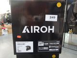une boîte noire sur laquelle est collé un autocollant portant l'inscription « airoh »