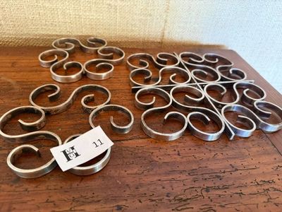 plusieurs paires de ciseaux posées sur une table, avec une étiquette de prix