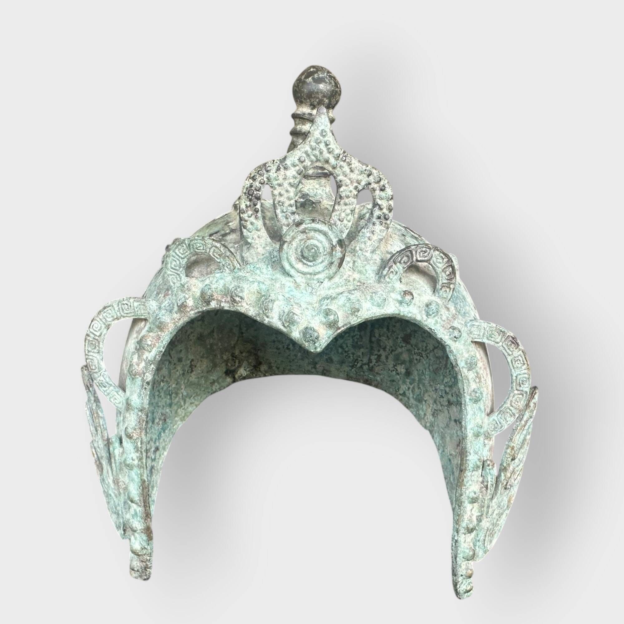 CHINE ou TIBET probablement Casque en bronze H. posé : 22 cm