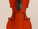 gros plan d'un violon avec un archet sur fond blanc