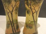 deux vases posés sur une table