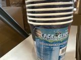 une pile de gobelets en plastique posée sur une boîte