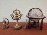 trois types différents de globes posés sur une table