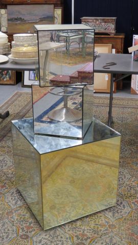 Ensemble de 3 cubes en bois et miroir toutes faces. 53 X 51 et 30...