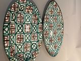 Deux assiettes décoratives sont accrochées au mur d'une pièce.