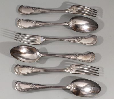 six cuillères en argent et une fourchette sont alignées sur une table