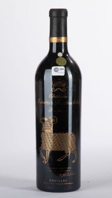 la bouteille de vin est posée sur la table, avec son étiquette